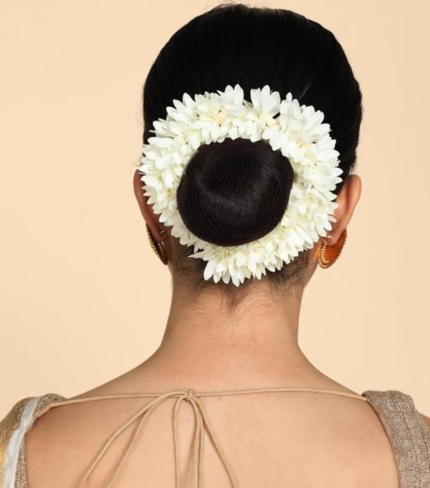 Stuart Freedman  Jasmine flowers in the hair of a shop assistant in the Oh  Lala boutique in Pondicherry India