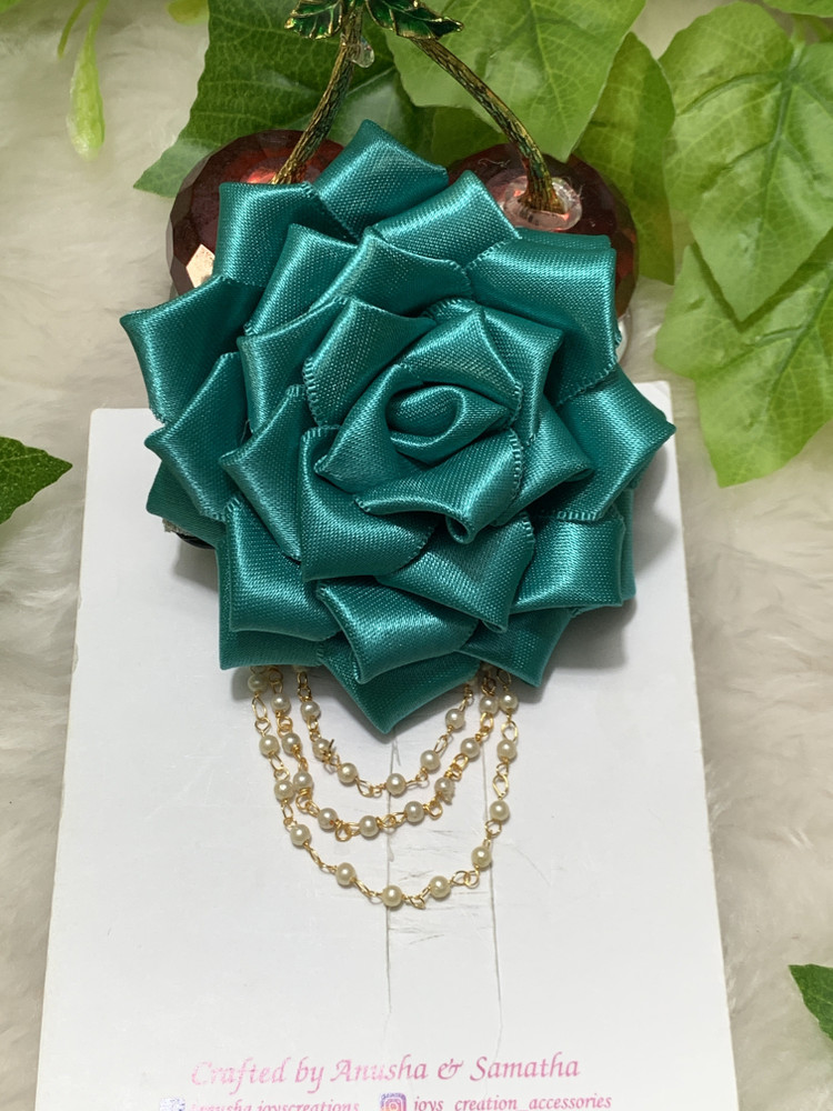 Green flower clip outlet