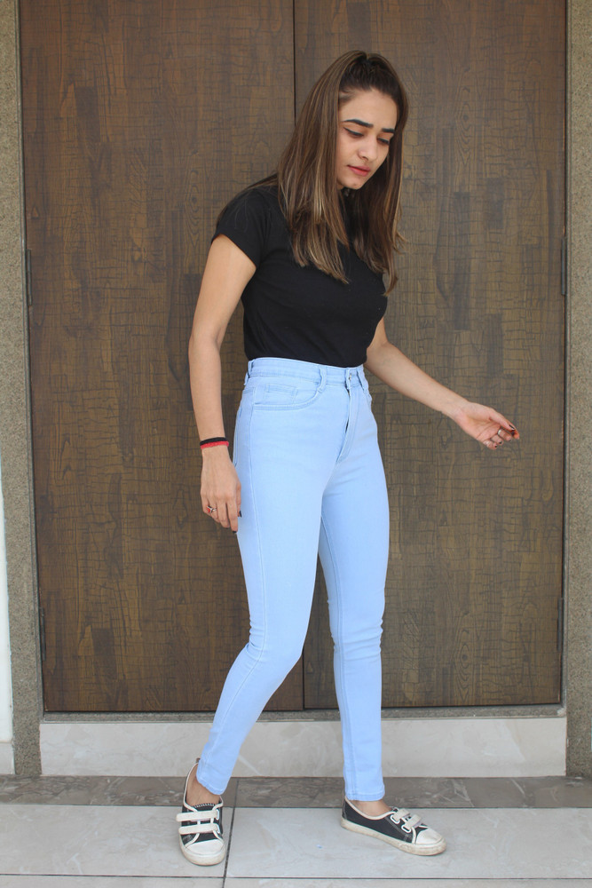 Light blue skinny jeans outfit 2025