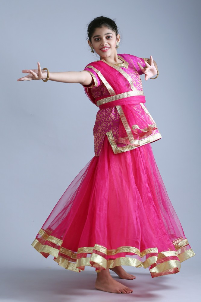 Lo Chali Main II Best Indian Wedding Dance II Sangeet Perfomance by Bhabhi  - YouTube | Wedding dance, Wedding dance video, Ladies sangeet