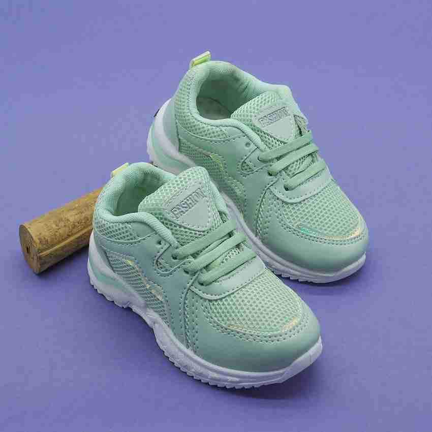 Boys green top running shoes