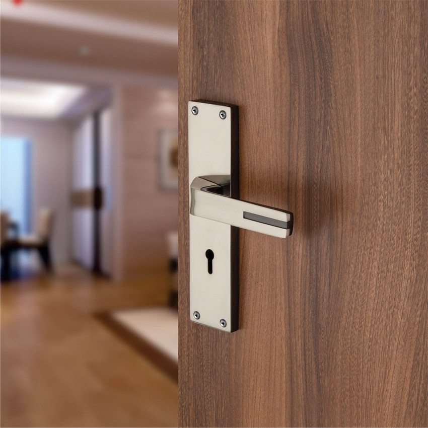 Door handle deals with a lock