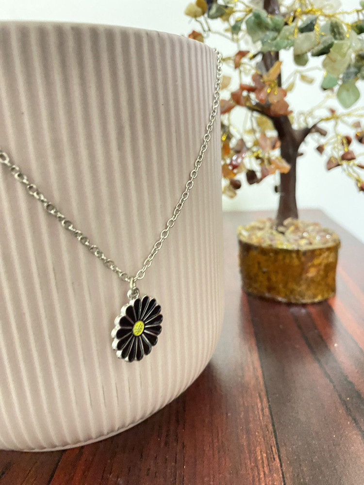 Daisy charm necklace outlet