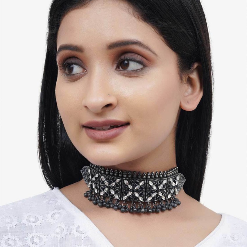 Black and 2024 white choker