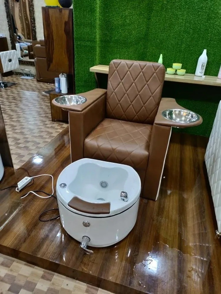 Salon chair, Furniture & Home Living, Furniture, Chairs on Carousell