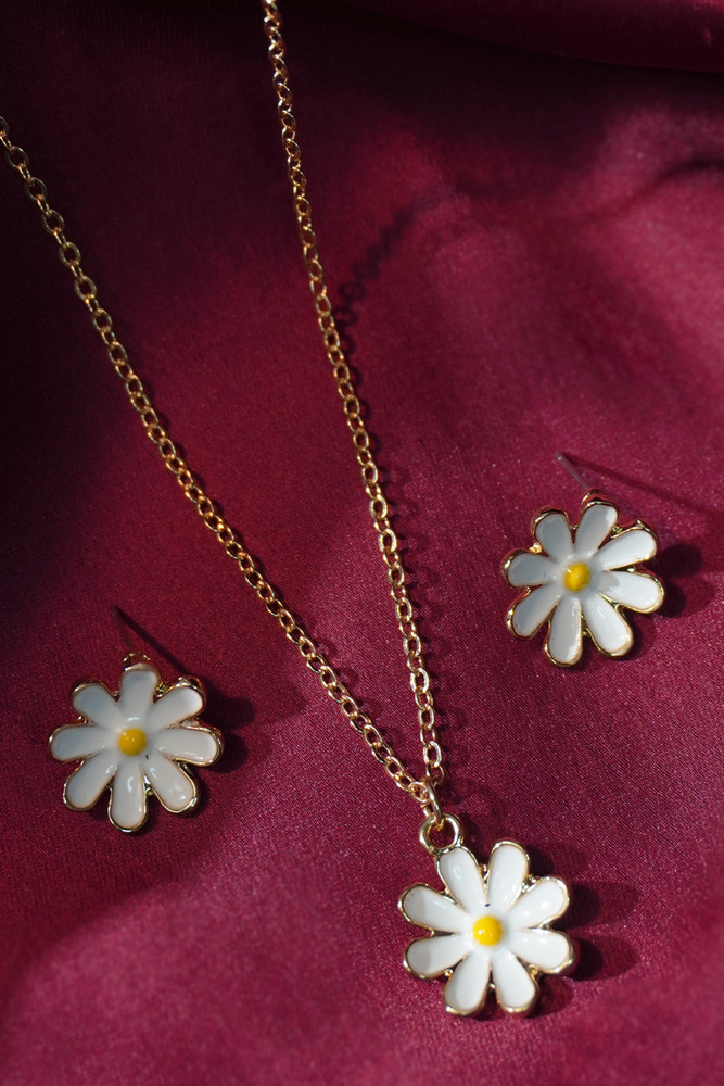 Dainty sale daisy necklace