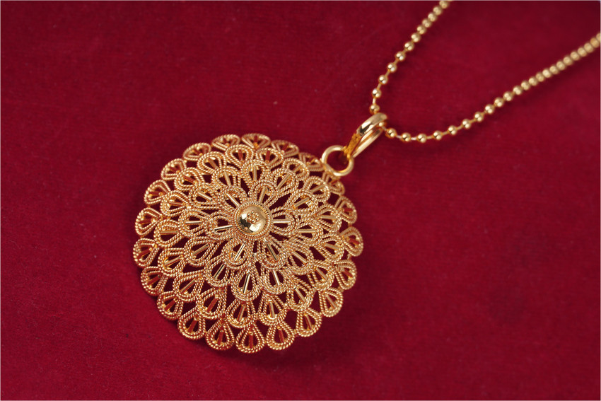 8 gram hot sale gold locket