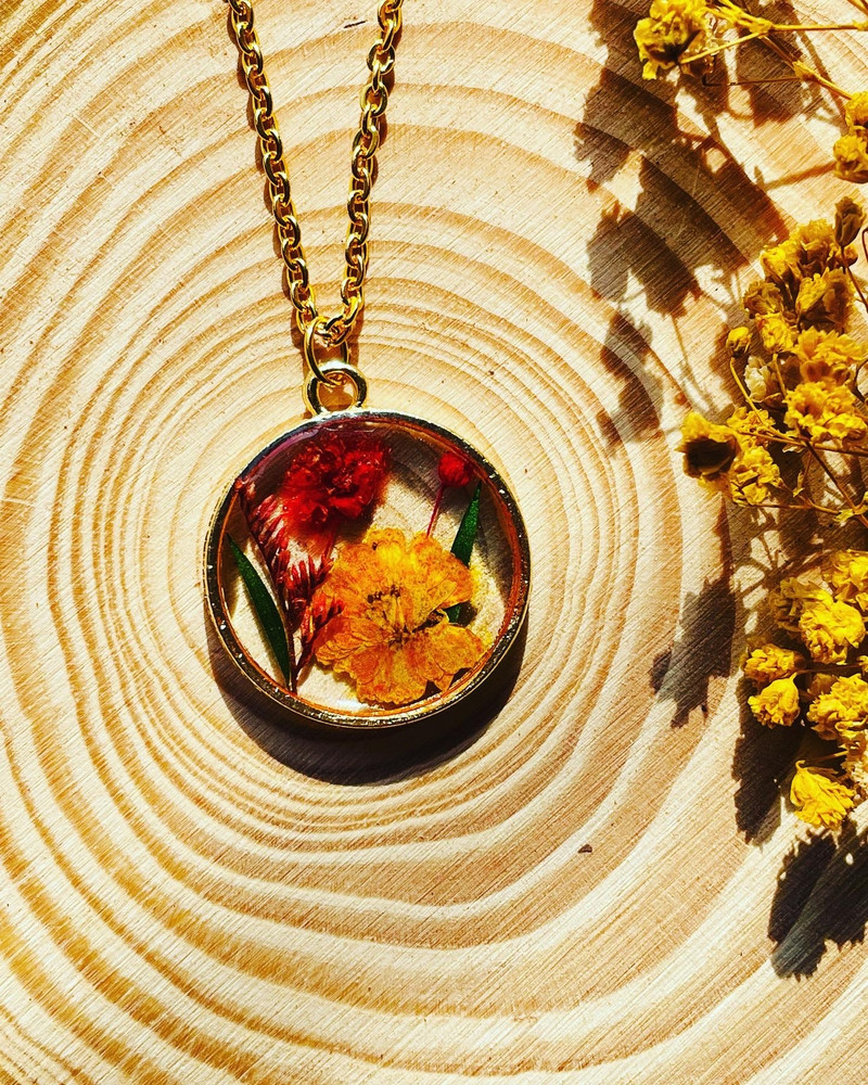 Resin pendant deals necklace