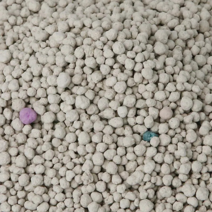 Bentonite clay kitty litter top