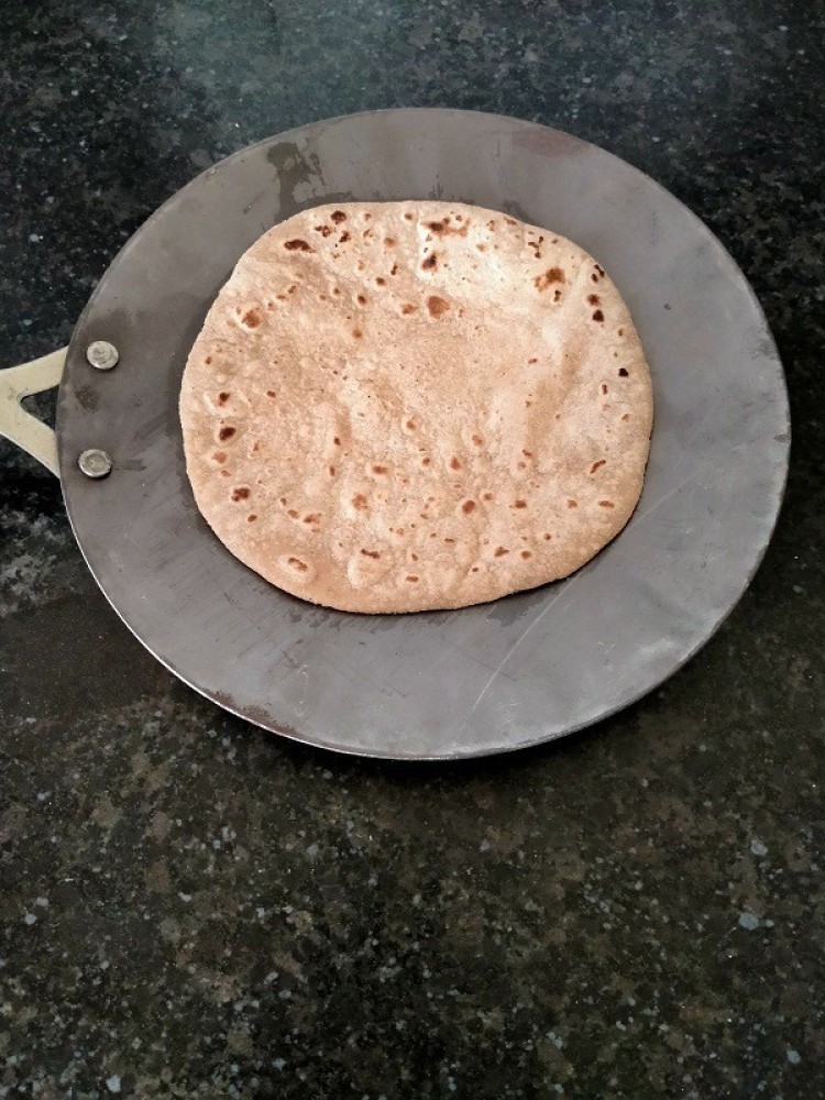 Monika collection IRON POT PAN ROTI TAWA CHAPATI TAWA PARATHA TAWA WITH  WOODEN HANDLE Tawa 25 cm diameter Price in India - Buy Monika collection  IRON POT PAN ROTI TAWA CHAPATI TAWA