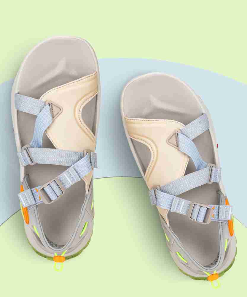 Nike sandals closed online toe