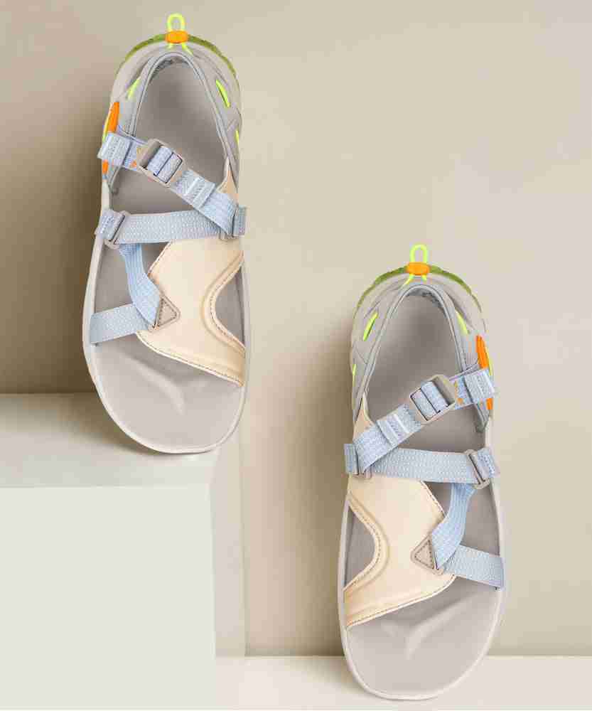 Closed toe nike sandals deals