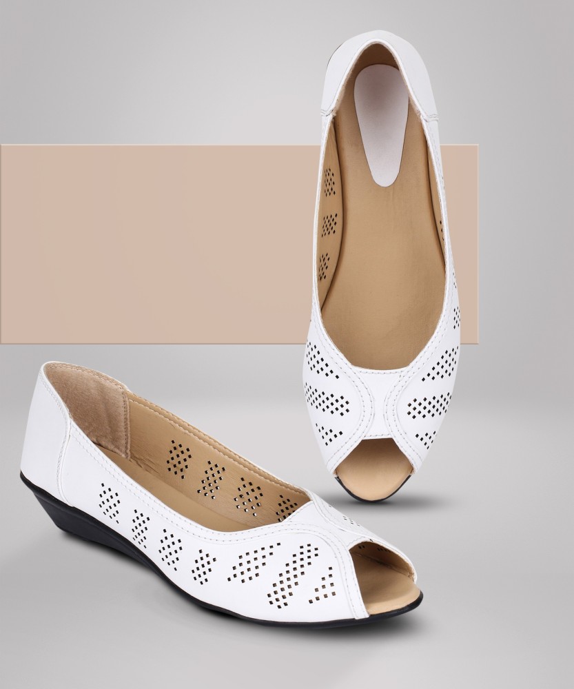 Cut shoes store for ladies flipkart