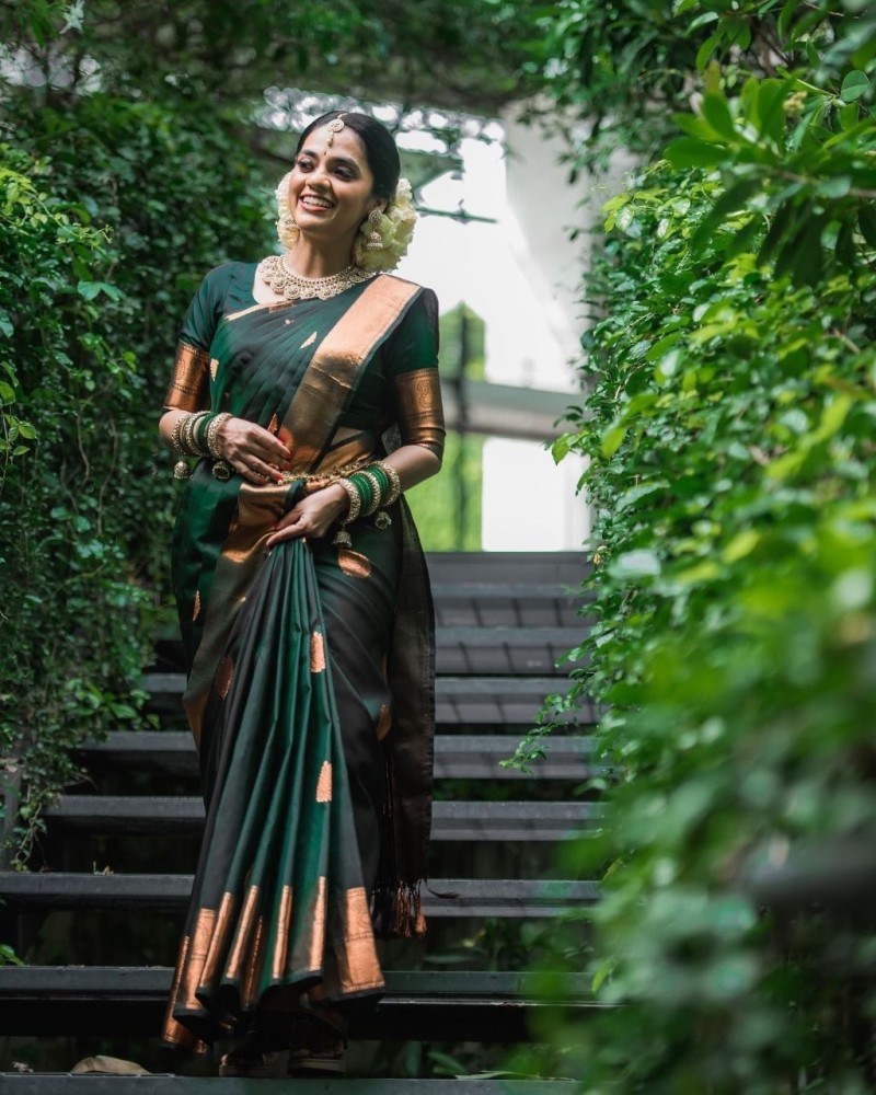 Handwoven Linen Saree with Copper Zari & Running Blouse (Black) – Ramanika
