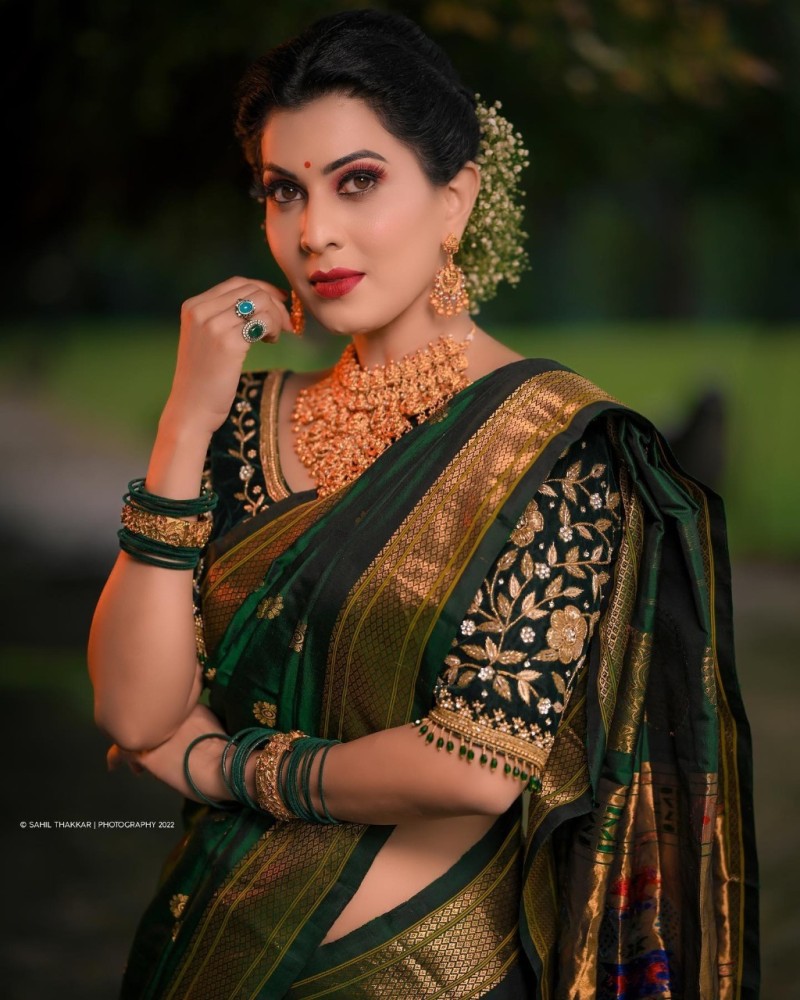 Jewellery for deals green saree