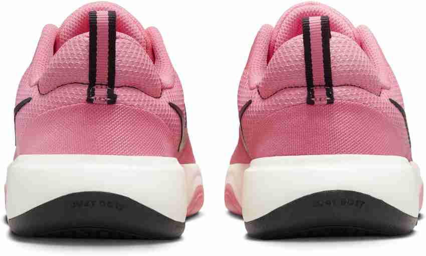 Coral color store nike shoes