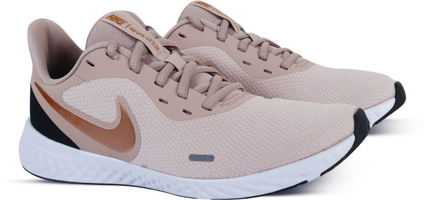 nike revolution 5 barely rose