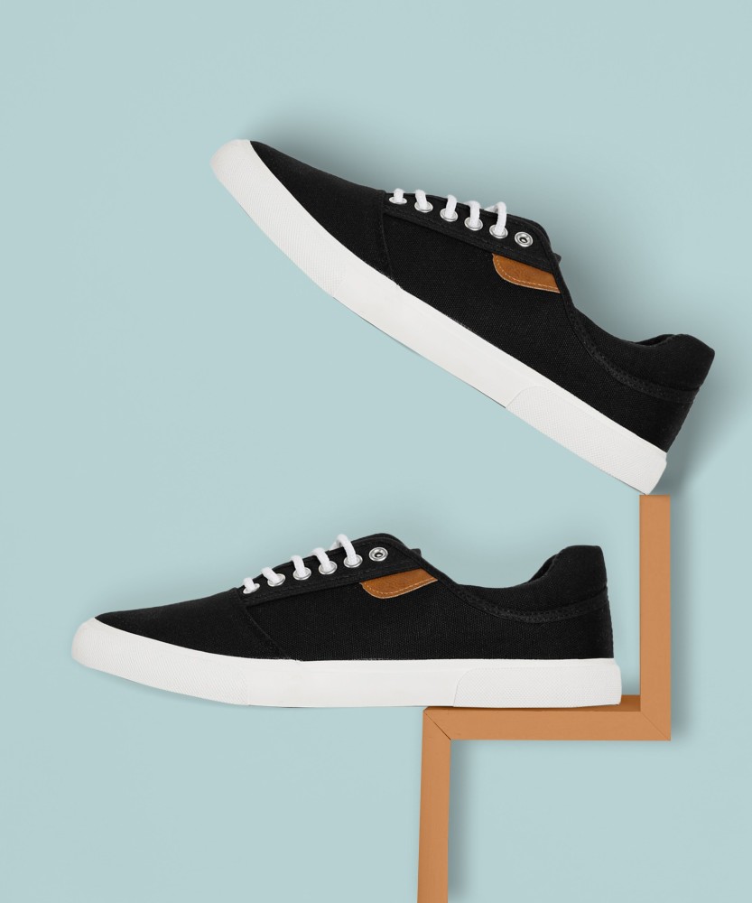 Roadster best sale sneakers flipkart