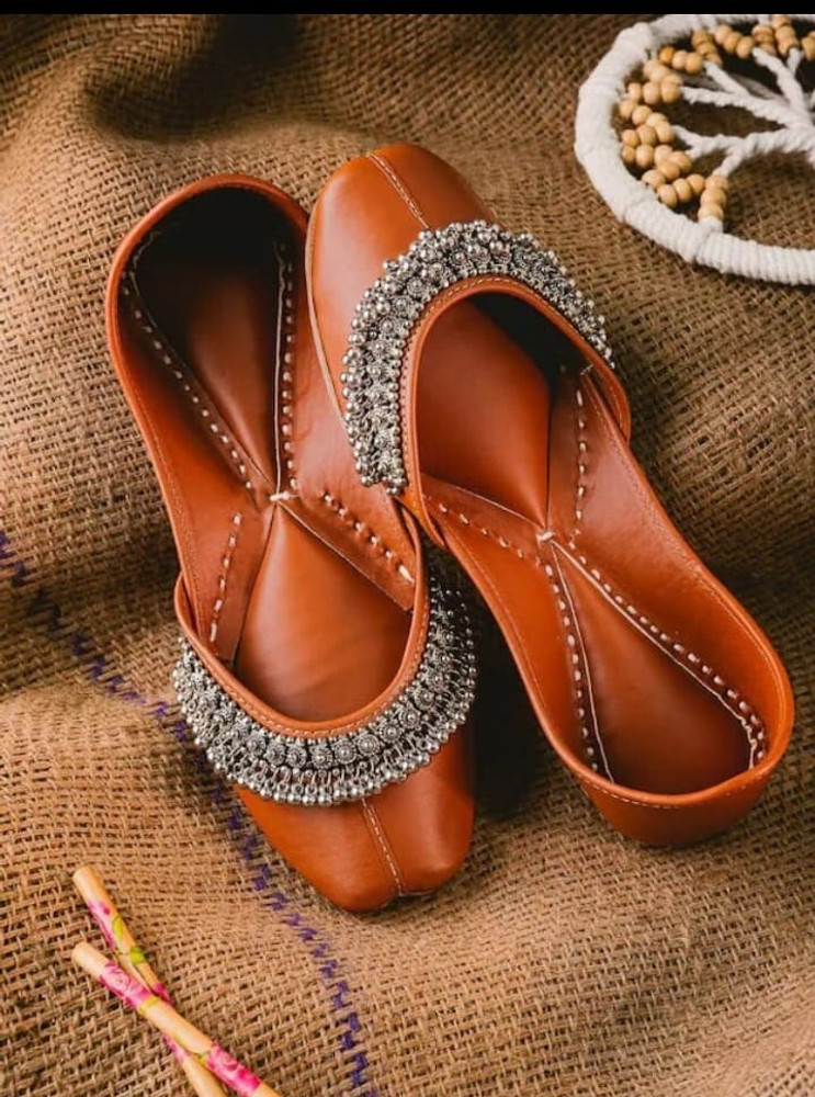 Ghungroo punjabi jutti top