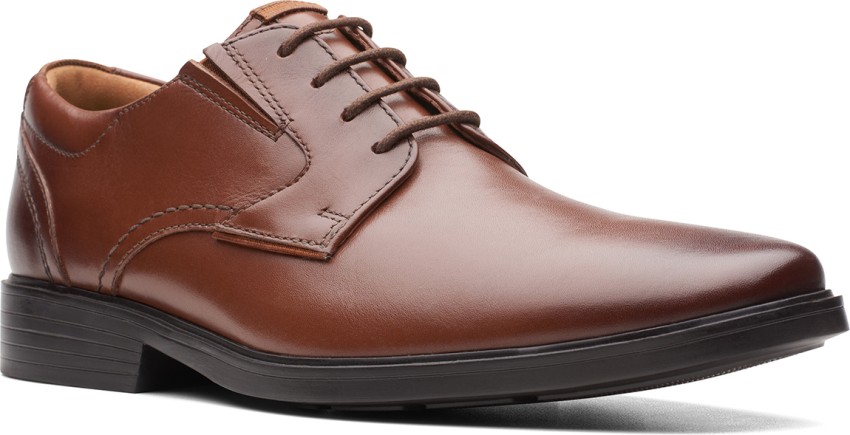 Clarks tan hot sale leather shoes