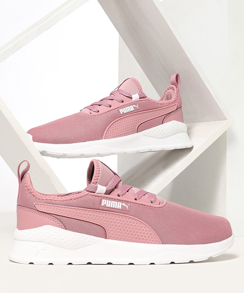 Pink pumas women deals