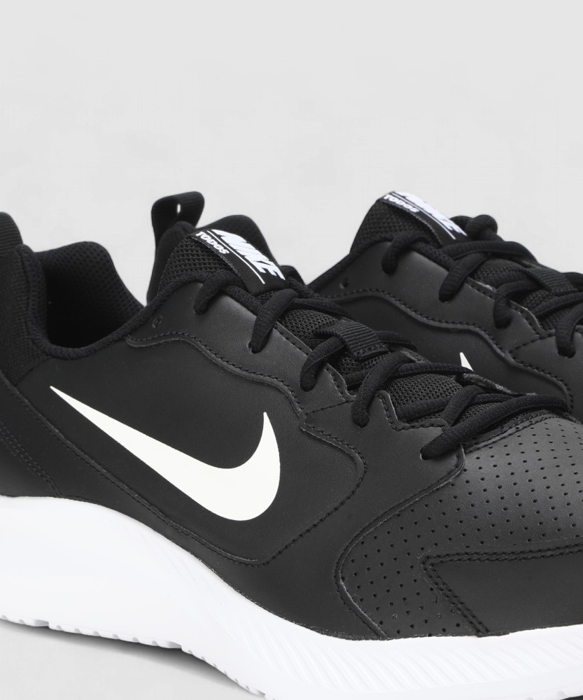 Nike todos mens trainers best sale