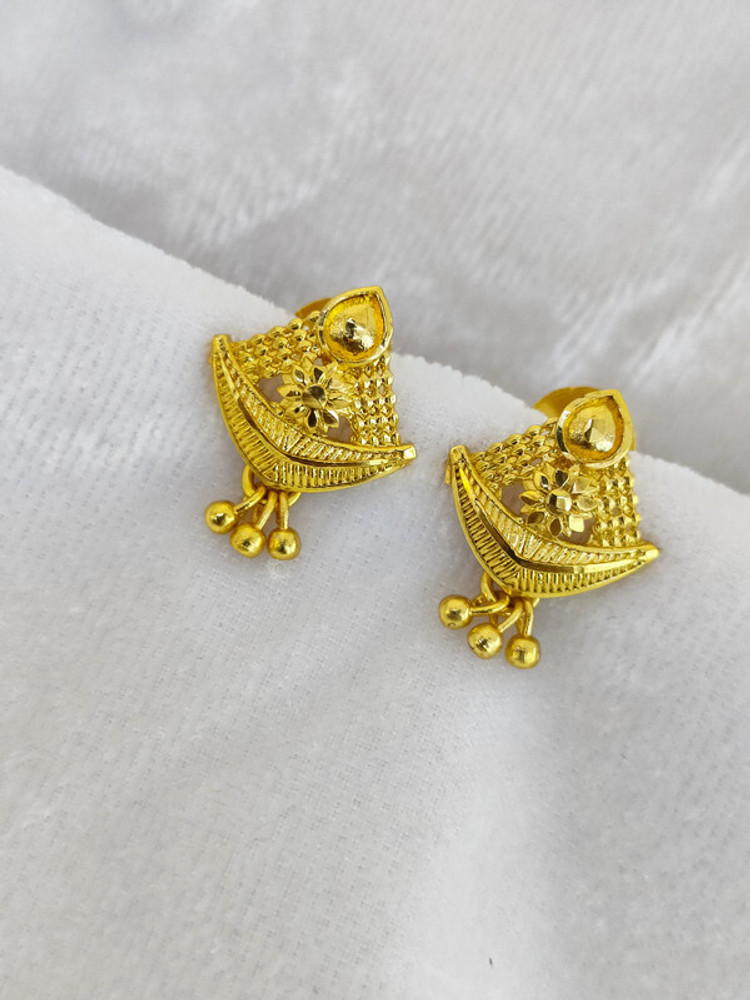 Flipkart Buy KAVY JEWELLRY 1 GRAM GOLD PLATED DELICATE STUD