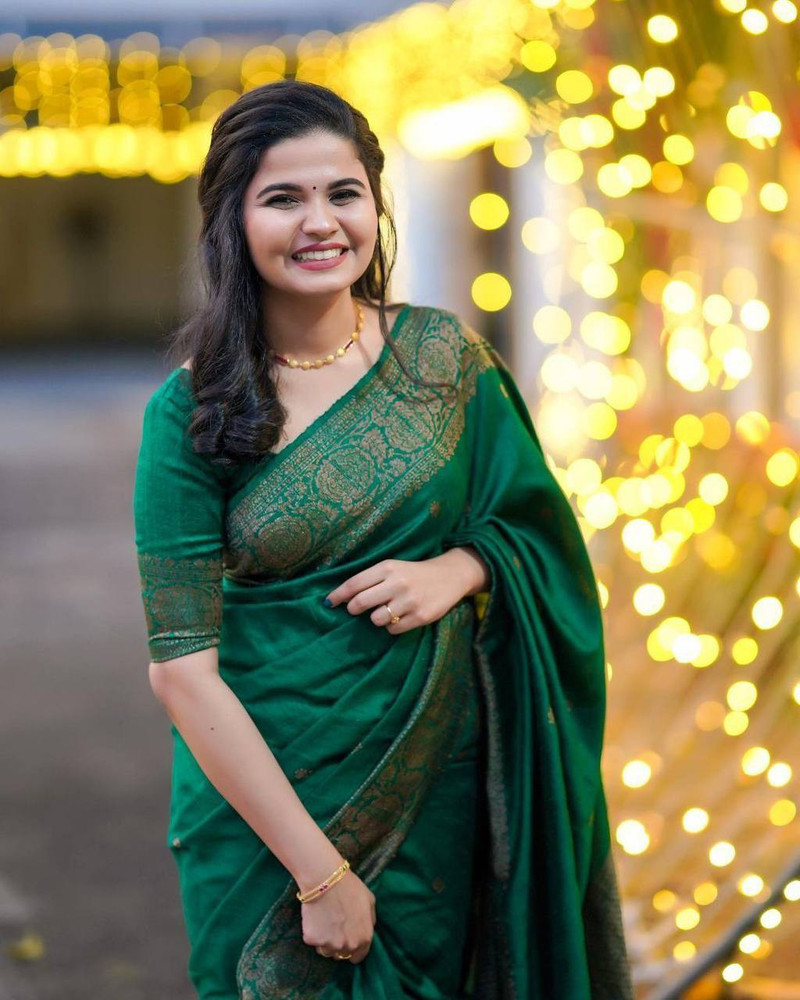 Buy AVANTIKA FASHION Woven Kanjivaram Pure Silk Art Silk Green