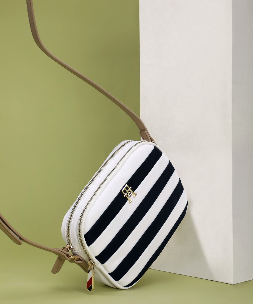 Flipkart tommy 2024 hilfiger bags