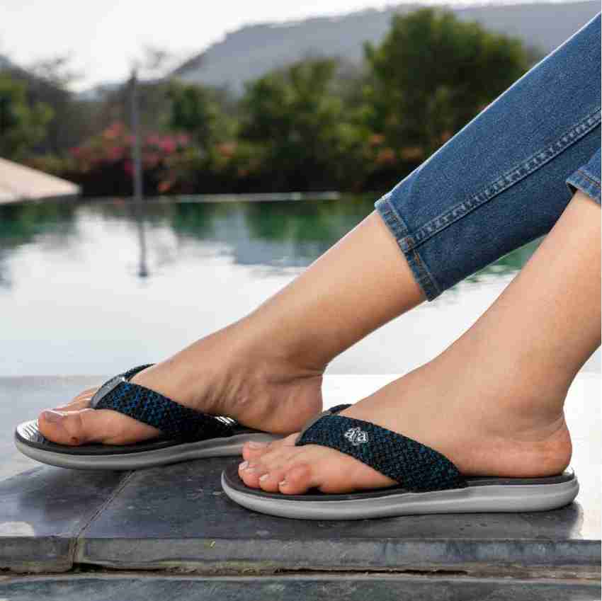 Girls wearing online flip flops