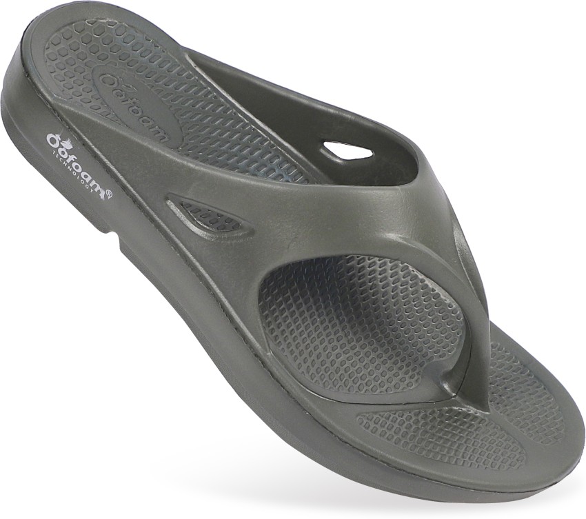 Oofos mens flip online flops