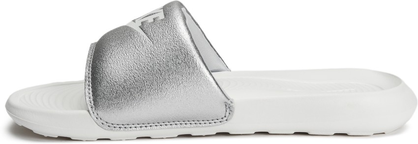 Nike benassi slides outlet white and silver