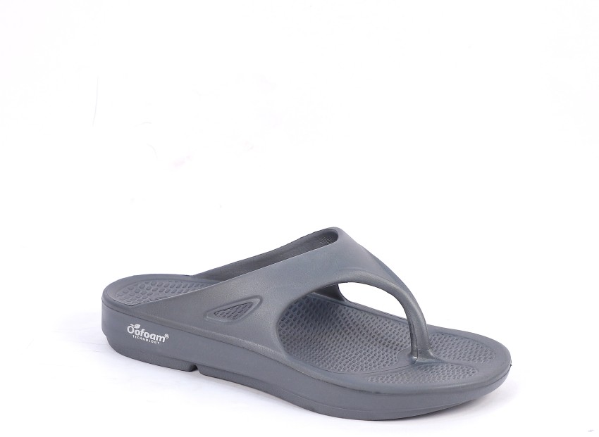 Oofos men's sales flip flops