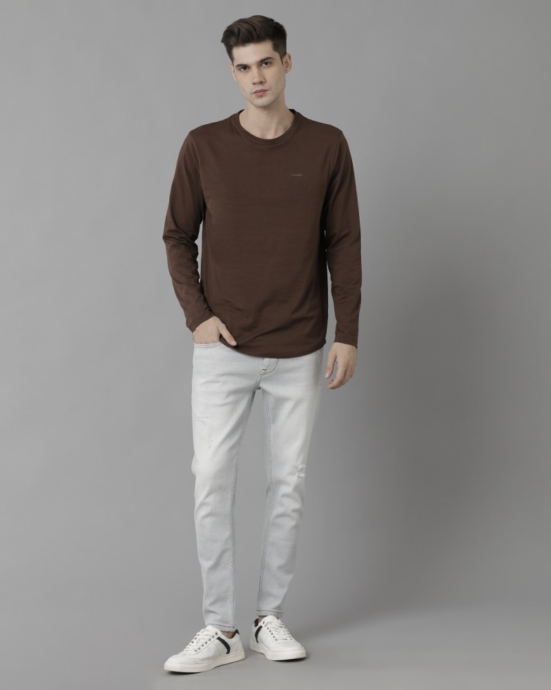 brown t shirt with jeans