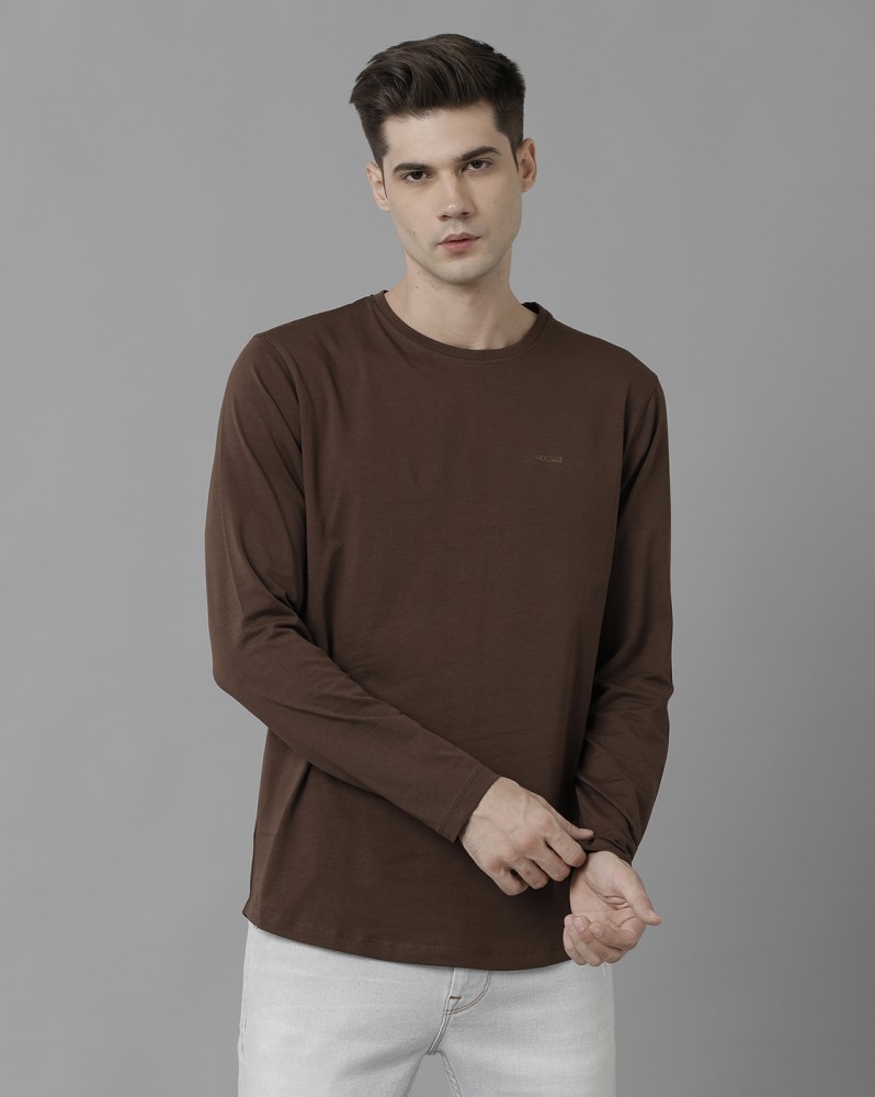 brown t shirt with jeans