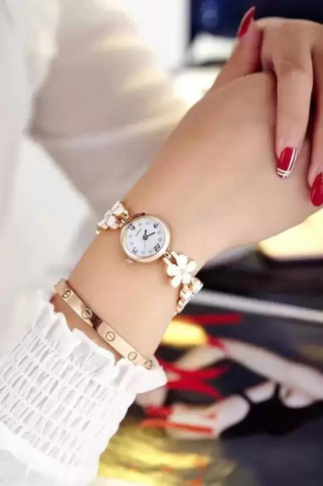 Girl fancy hand watch deals