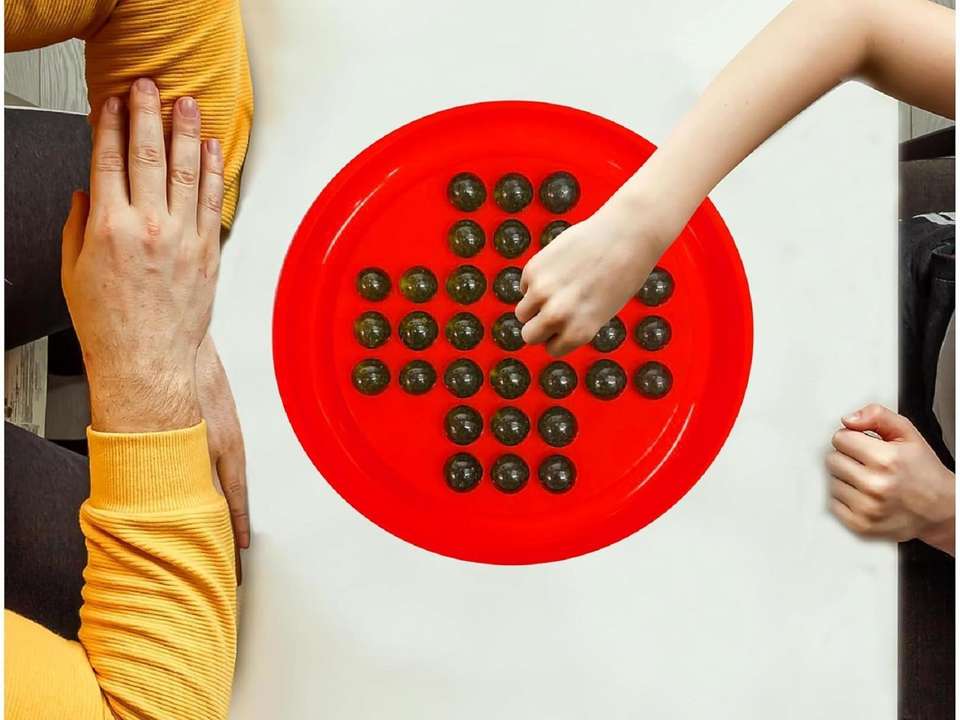 Yuiop YUIOP - Brainvita - Mind Challenging Board Game For Kids - 32 Marbles ...