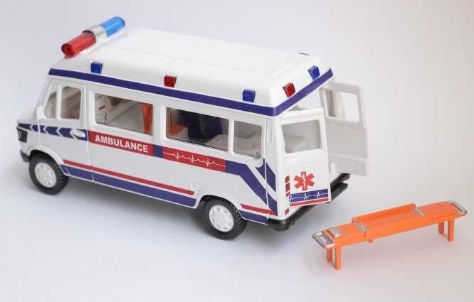 Ambulance Toy with Openable Tail Gate Detachable Stretcher Pull Back Action-image-11