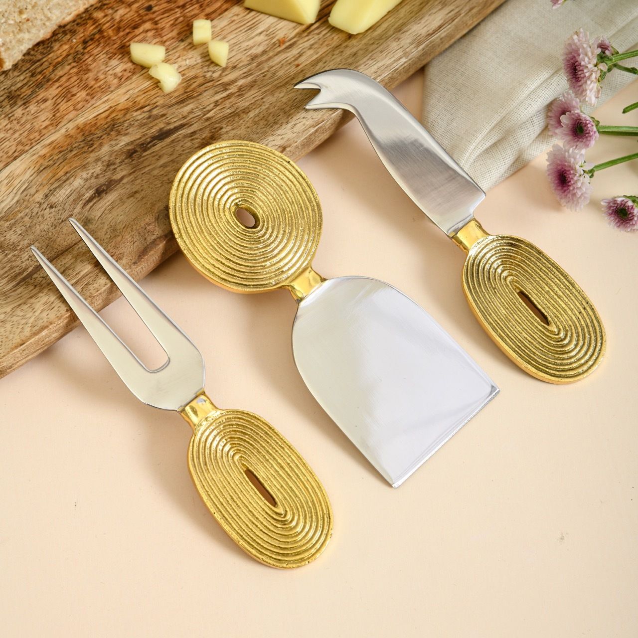 pravaah Ekaantrik Cheese Knife Set Brass Cake Server-picture-40
