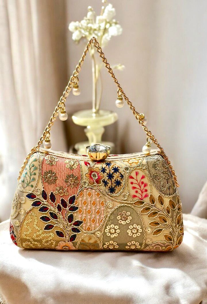 likers Party Gold Clutch-picture-27