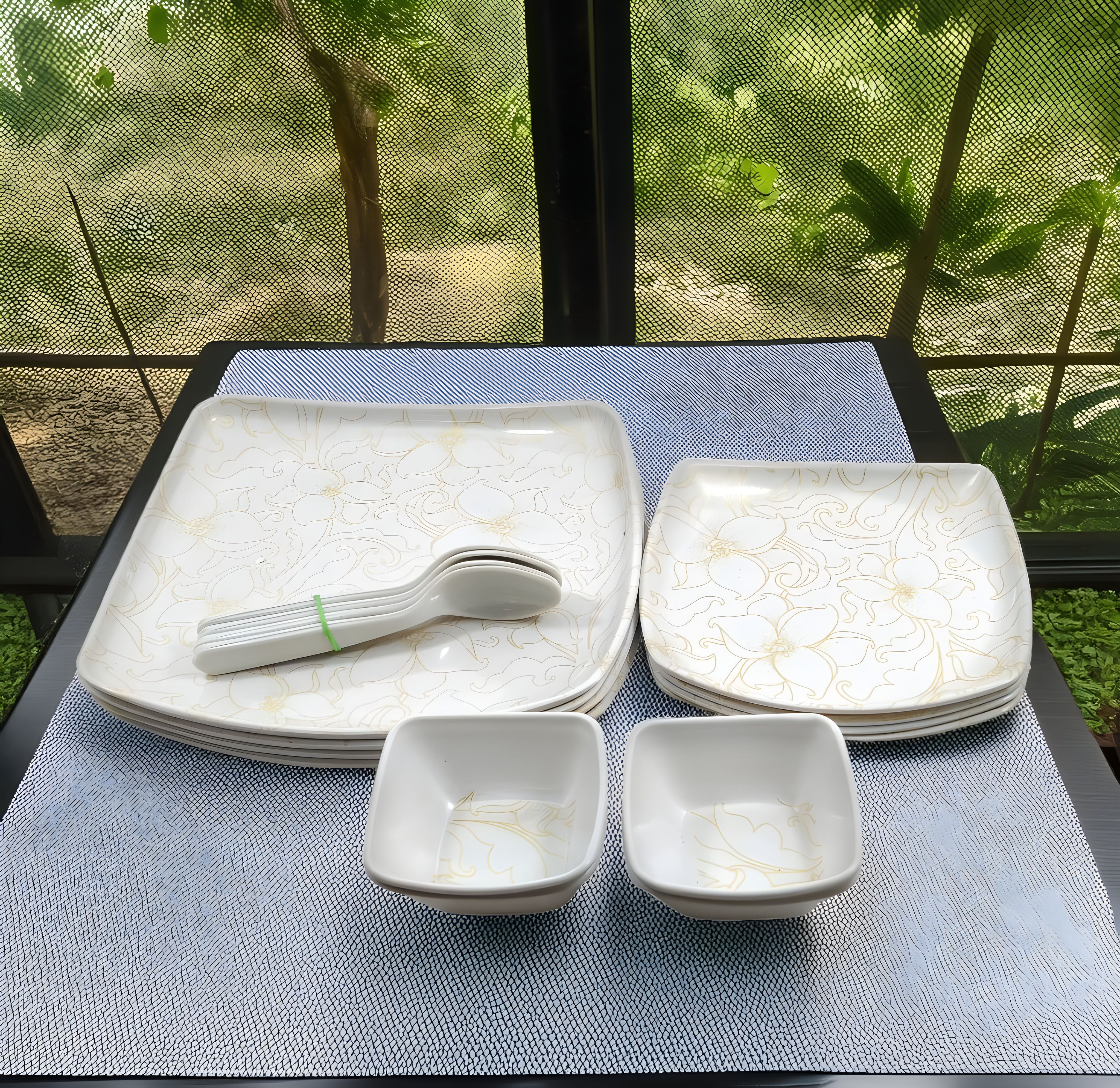 Pack of 16 Melamin Modern Square Dinner Set - 4 Dinner Plates, 4 Half Plates, 4 Bowls & 4 Spoons Dinner Set-image-15