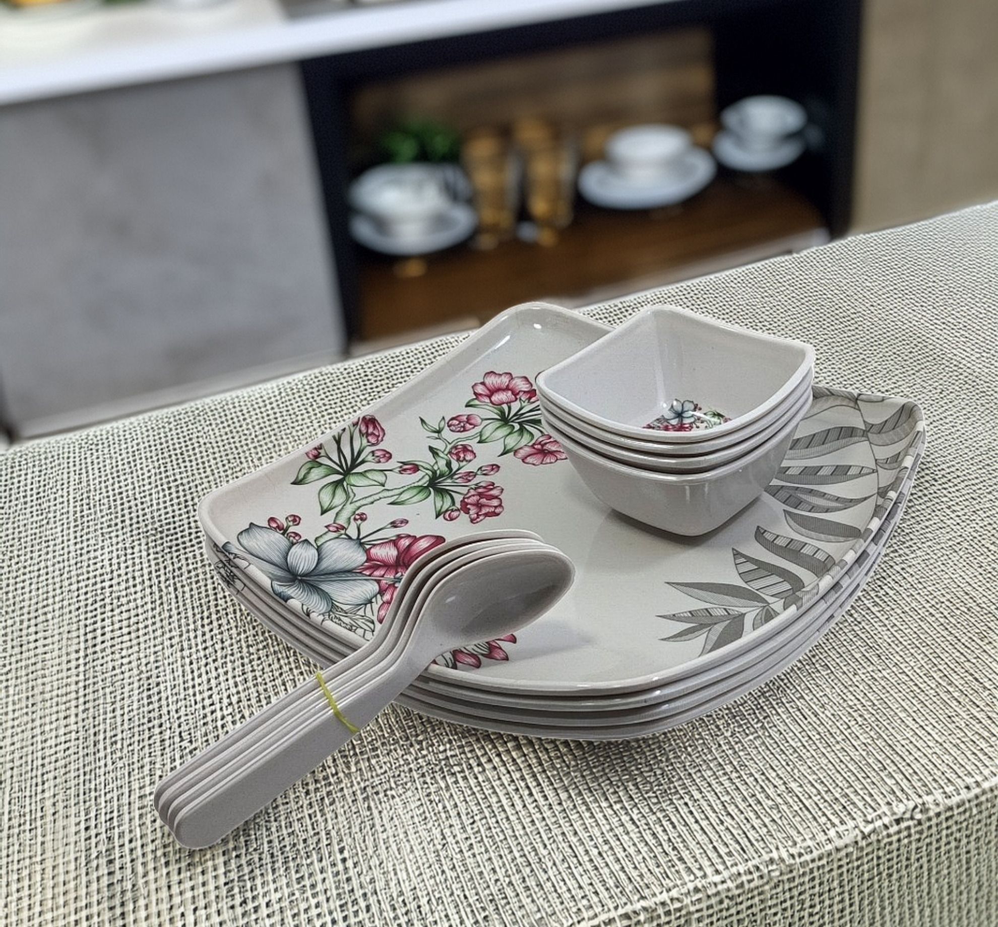 Pack of 12 Melamin Complete Meal Serving Dinner Set Contains 4 Dinner Plate, 4 bowls, 4 Spoons Dinner Set-image-40