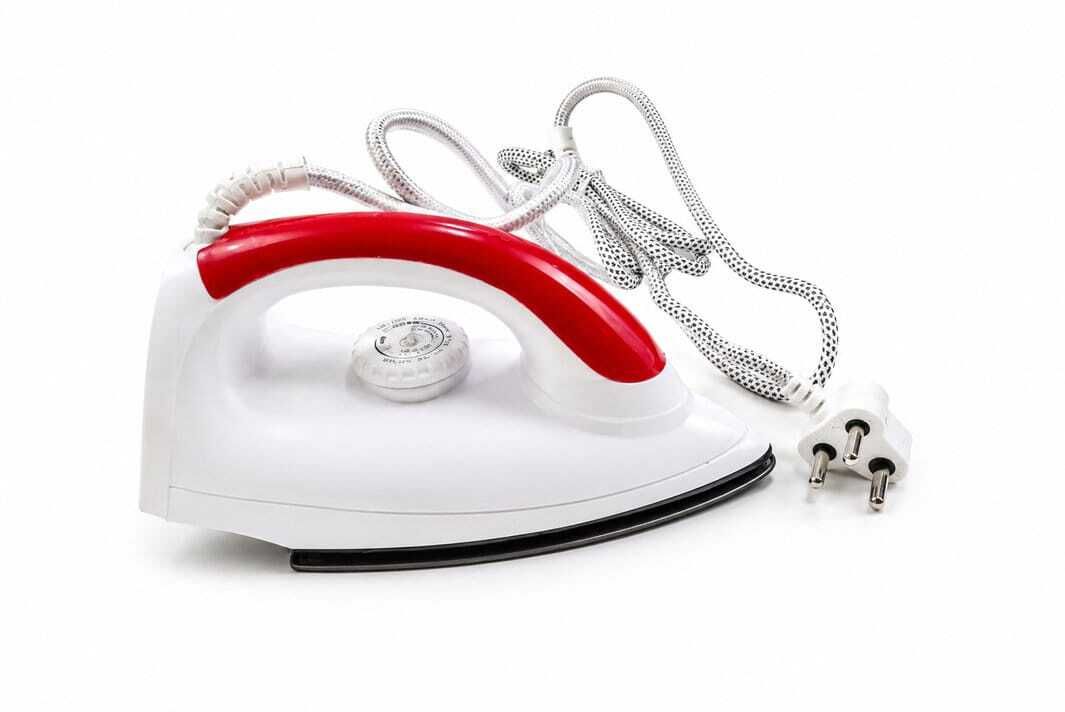 Lightweight Dry Iron with Non-Stick Soleplate & Temperature Control 750 W Dry Iron-image-21