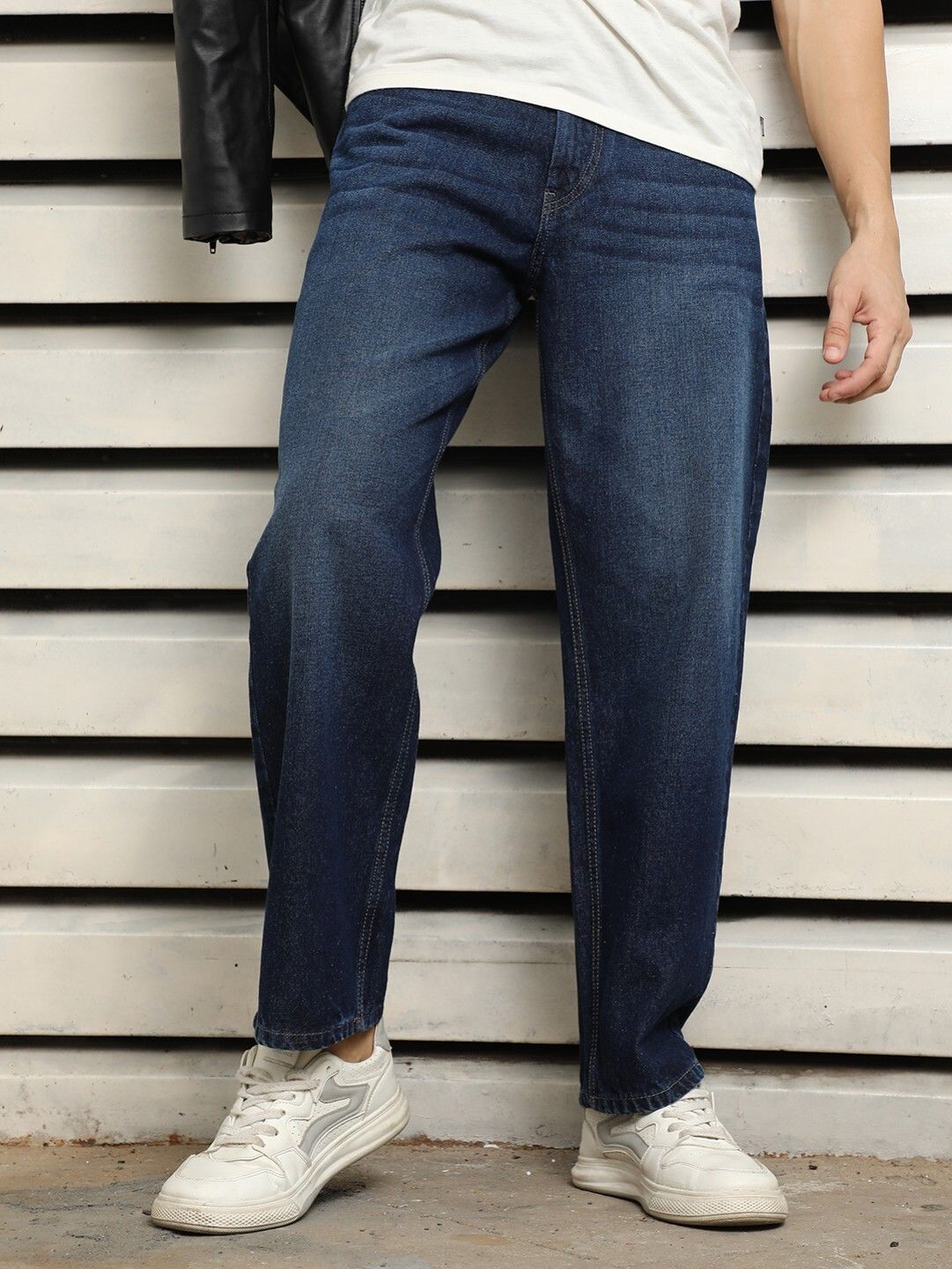 Men Straight Fit Mid Rise Blue Jeans