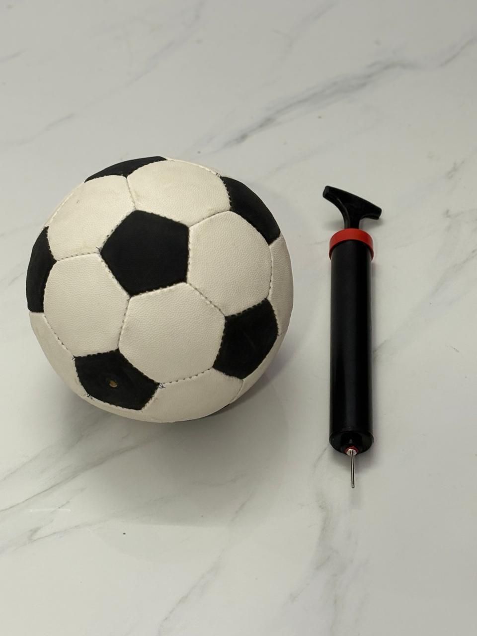 [MEERUTGOODS] Classic Black & White Size 5 Football with Pump Football Kit-image-1