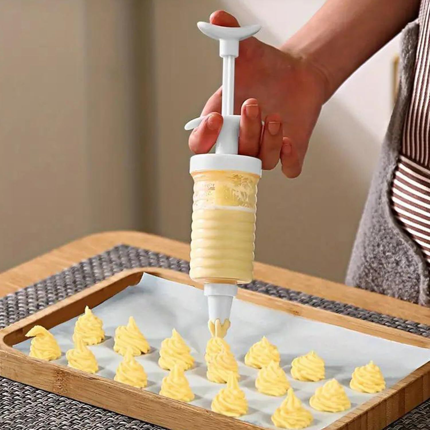 Cake Decorating Gun with 8 Piping Tips Full Cake Maker Cake Maker-image-40