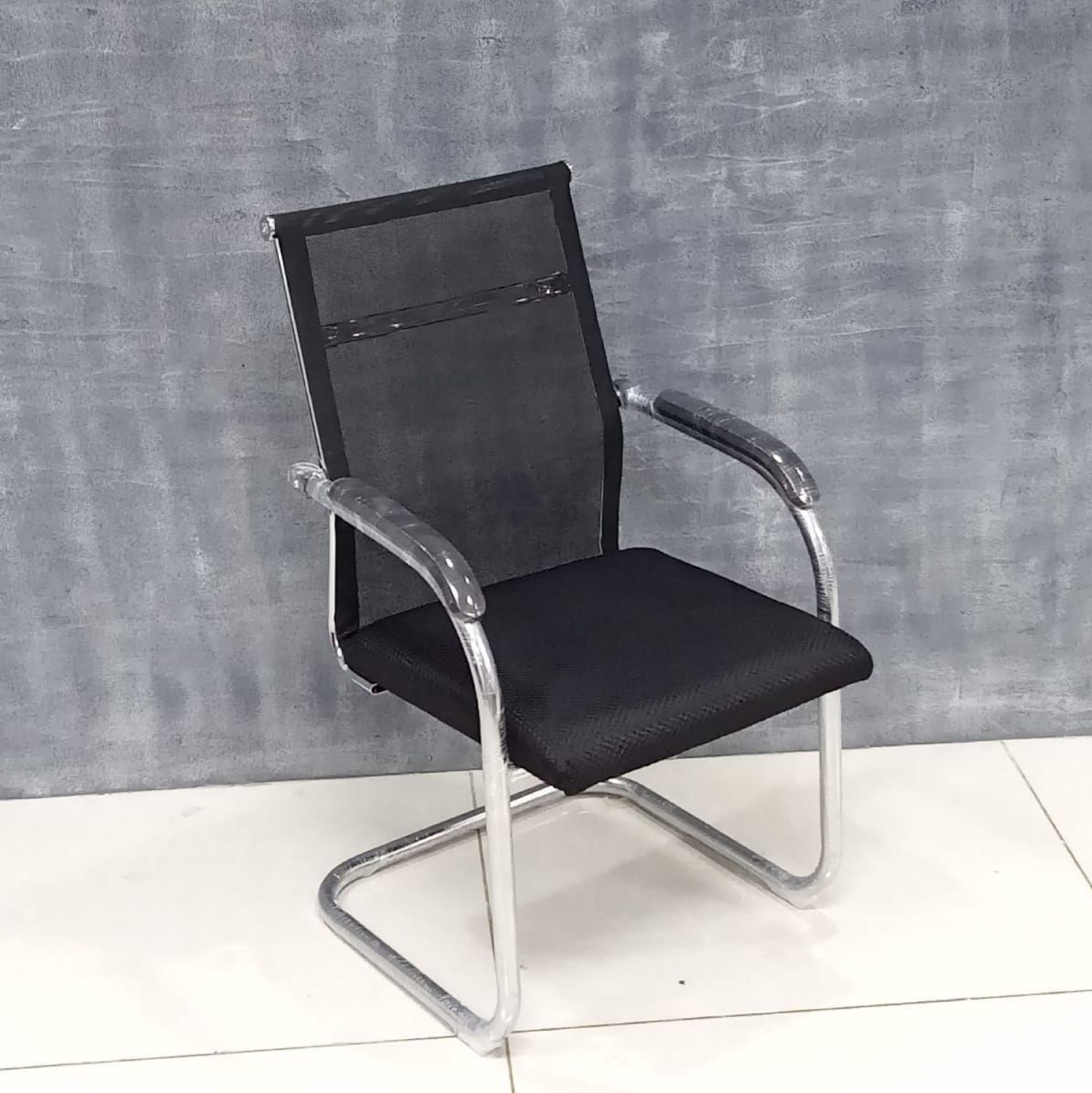 Office Visitor Chair with Fixed Armrests & Comfortable Cushion Mesh Office Arm Chair