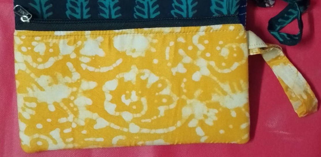 Women Multicolor Wristlet