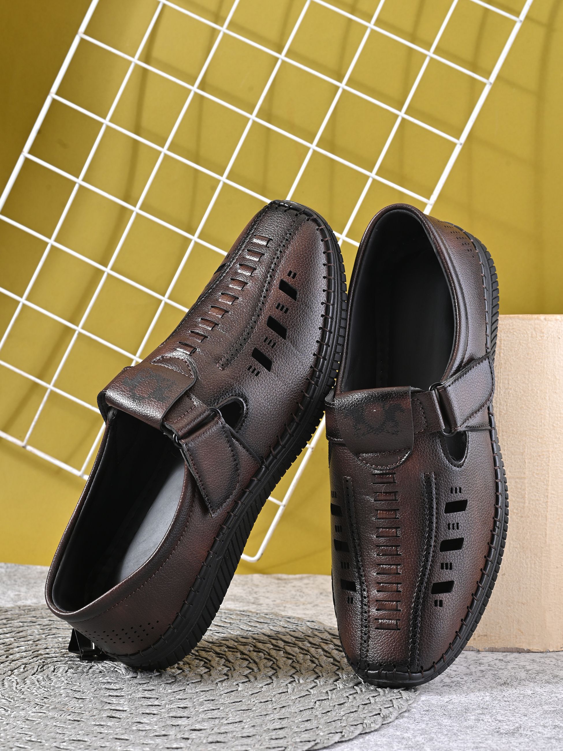 amico Men Flats Sandal-picture-10