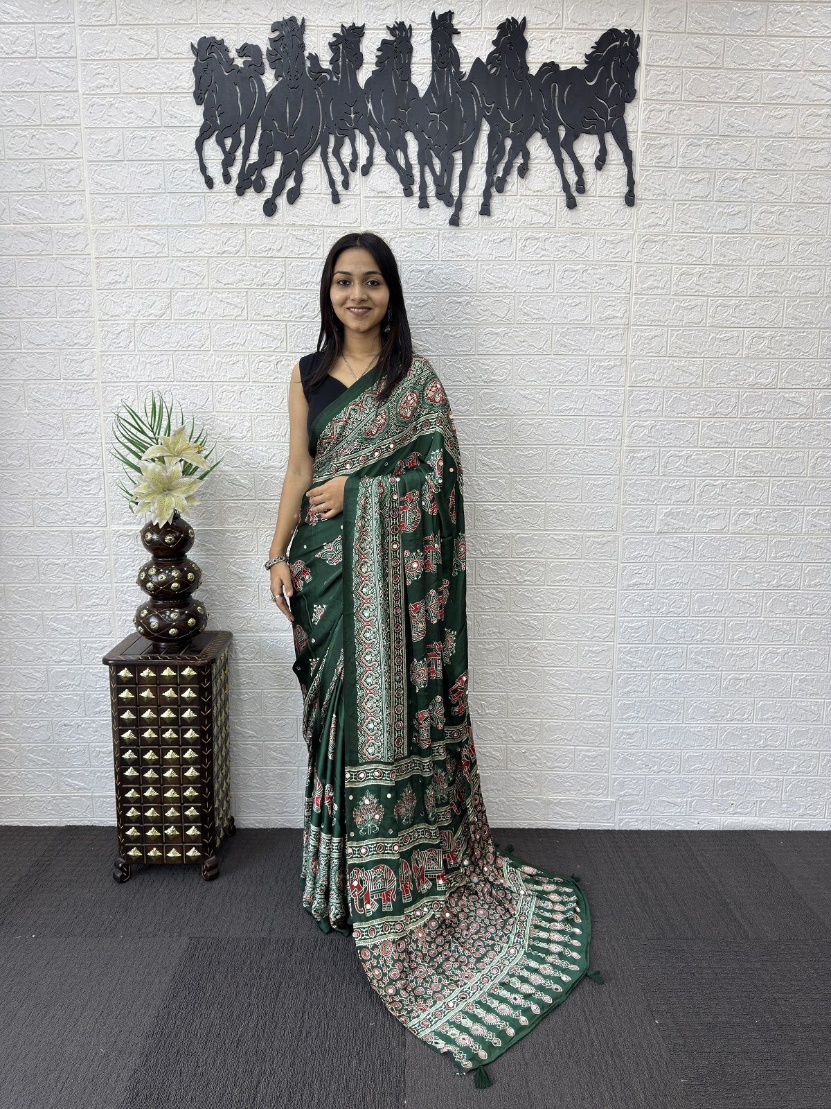 jishaa Printed, Geometric Print, Embellished, Graphic Print Bandhani Cotton Silk Saree-picture-25